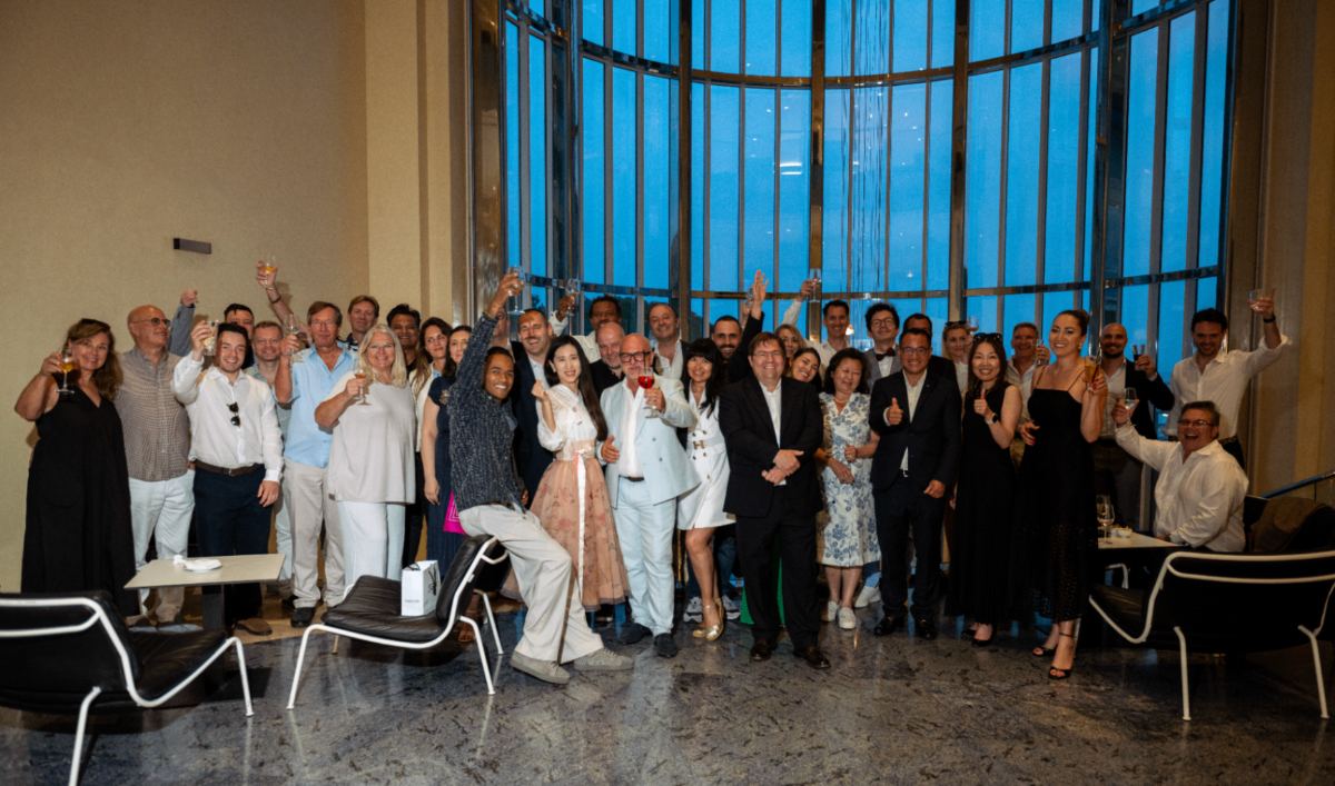 Champagne toast with guests of the Lounge
